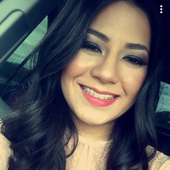 Meet your Posher, Lucia - Picture 2 of 2